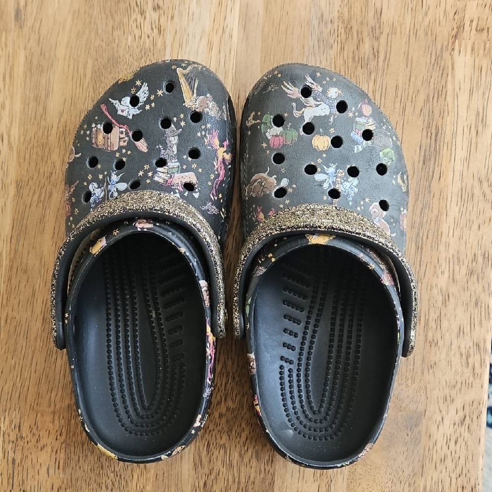 CROCS Kids Black Glitter Strap Printed Clogs